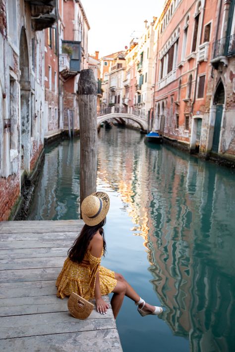 A city guide to Venice's best things to do, restaurants, bars, and Instagram locations Pictures In Venice, Venice Inspo Pics, Venecia Photo Ideas, Venice Italy Photo Ideas, Venice Instagram Pictures, Venice Picture Ideas, Italy Poses Ideas, Venice Outfit Ideas, Outfit Venezia