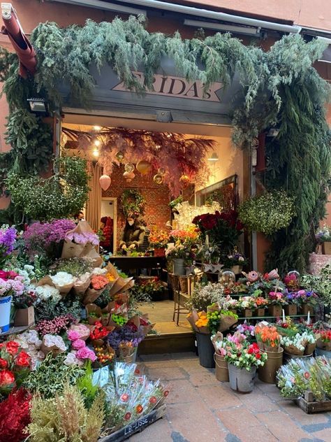 floral floralarrangements aesthetic pink green white flowers floralstorefront Storefront Aesthetic, Florists Aesthetic, Florist Aesthetic, Flower House, Nothing But Flowers, Flower Therapy, Aesthetic Pink, Flower Market, Pretty Places