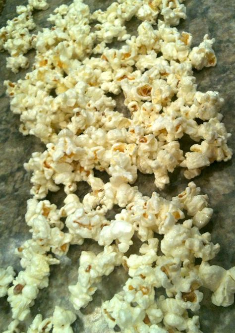 Almond bark white chocolate popcorn | my note: 4 bags popcorn & 1 pkg almond bark Almond Bark Popcorn, Christmas Popcorn Recipes, Covered Popcorn, Almond Bark Recipes, Chocolate Covered Popcorn, White Chocolate Popcorn, Christmas Popcorn, Candy Popcorn, Chocolate Popcorn