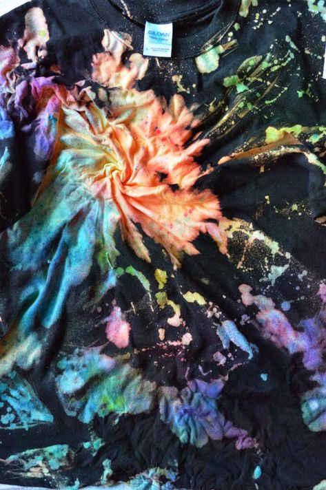 Knot And Tie Galaxy Shirt Tutorial | Tulip Color Bleach Techniques, Tie Dye With Bleach, Umgestaltete Shirts, Tie Dye Patterns Diy, Diy Tie Dye Shirts, Dye Techniques, Galaxy Shirt, Shirt Tutorial, Tie Dye Crafts