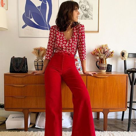 Style Inspiration for Every Type of Woman #styleinspiration #1970s #1970sfashion #1980s #1980sfasion #womanoutfits #fashionactivation #womanslook 70s Inspired Fashion, 70s Outfits, Look Retro, French Girl Style, Neue Outfits, Red Pants, Mode Inspo, Look Vintage, Mode Vintage