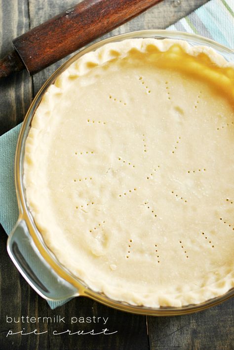 Buttermilk makes everything better, including pie crust! Pastry Pie Crust, Flaky Pie Crust Recipe, Plum Pie, Buttery Pie Crust, Fried Pies, Pie Crust Recipe, Yummy Deserts, Baked Pie Crust, Cafe Delites