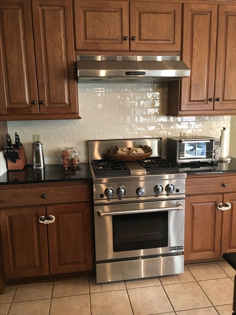 Kitchen Tiles Backsplash Cherry Cabinets, Kitchen Backsplash Ideas With Oak Cabinets Dark Counters, Brown Granite Backsplash Ideas, Backsplash Kitchen Brown Cabinets, Corner Stove, Maple Kitchen Cabinets, Elegant Kitchen Design, Bathtub Doors, Brown Cabinets