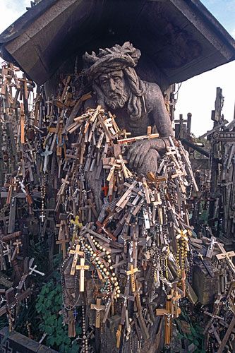 Hill of Crosses in Siauliai. Thousands of crosses have been left there since the 14th century that represent Christian devotion and a memorial to Lithuanian national identity. Beautiful! Christian Artifacts, Hill Of Crosses, Celtic Christianity, Cemetery Art, Sacred Spaces, Christian Devotions, Black Oil, Caravaggio, Tallinn