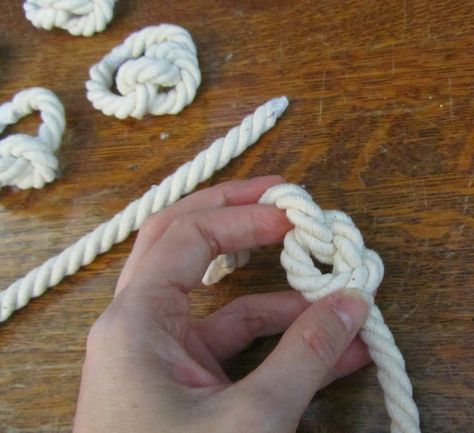 Nautical Centerpiece Ideas, Nautical Table Centerpieces, Coastal Napkin Rings, Nautical Table Decor, Rope Napkin Rings, Nautical Napkin Rings, Diy Napkin Rings, Nautical Centerpiece, Nautical Candles