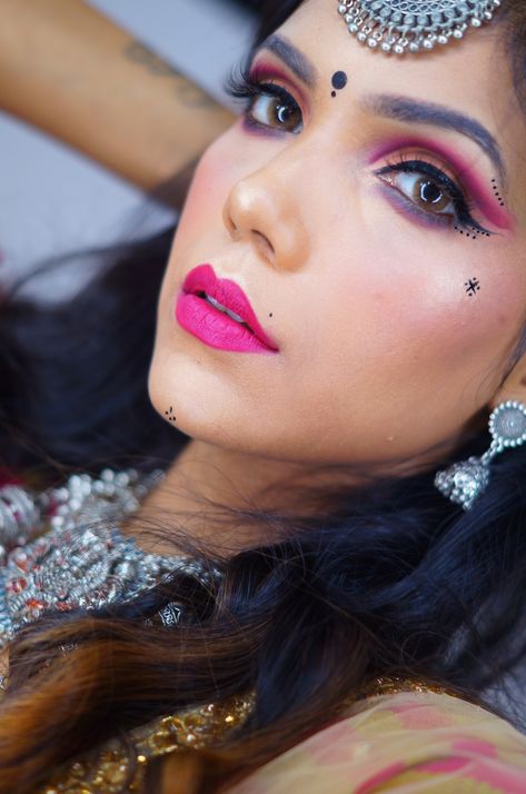 #GarbaMakeup #navratrichaniyacholi #navratri #GarbaNight #ChaniyaCholi #DandiyaNight #Dandiya #NavratriSpecial #NavratriMakeup #GarbaLook #Desi #indianfestivalseason Navratri Eye Look, Garba Makeup Ideas, Garba Mekup Look, Simple Look For Navratri, Make Up For Navratri, Makeup Ideas For Navratri, Navratri Mekaup Look, Navratri Tattoo Design Traditional, Dandiya Night Makeup Look