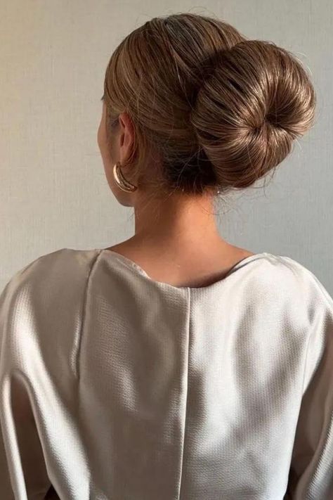 Mid-Back Bun Magic Bun With Curly Hair, Sleek Hair Bun, Sleek Back Bun, Cute Winter Hairstyles, Hair Bun Ideas, Sleek Bun Hairstyles, Slick Bun, Bun Ideas, Sophisticated Hairstyles