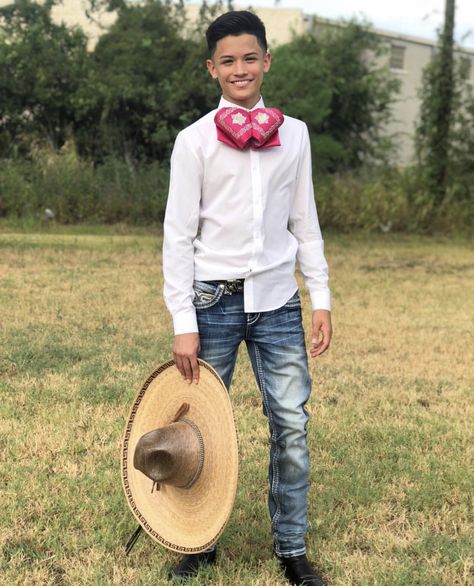 Ranchero Quinceanera Ideas, Charro Outfit For Boys, Medium Haircut For Men, Quinceanera Chambelanes, Mariachi Quinceanera Dress, Chambelan Outfits, Leather Pants Outfit Ideas, Chambelanes Outfits, Charro Outfit