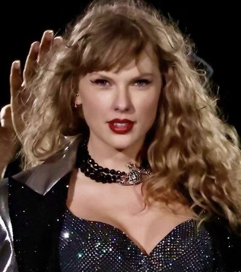 Taylor Swift Natural Hair, Taylor Swift Curly Hair, Young Taylor Swift, Blowout Hair, Curly Hair With Bangs, Fluffy Hair, Hairstyles With Bangs, Natural Hair, Bangs