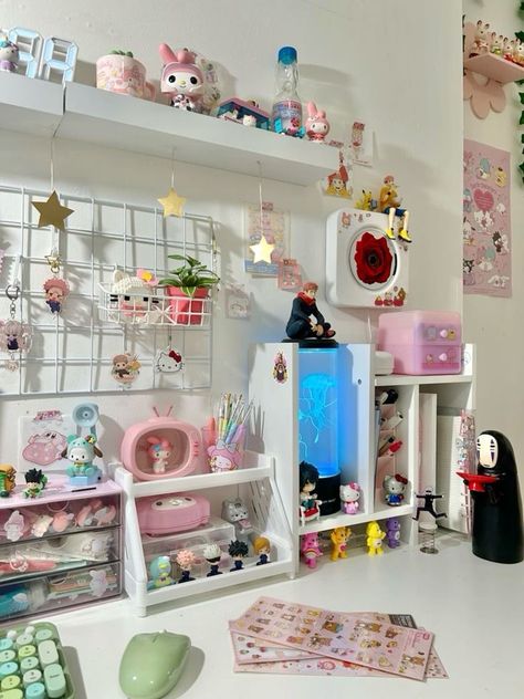 Small Kpop Room Ideas, Shelf Decor Bedroom Aesthetic, Room Aesthetic Coquette, Pink Maximalism, Juminocore Room, Room Ideas Teen, Japanese Room Aesthetic, Otaku Room Aesthetic, Shelf Cute