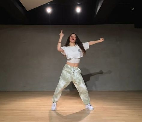 Kpop Dance Pictures, Kpop Dancers Aesthetic, Hiphop Dancing Aesthetic, Dance Kpop Photo, Hip Hop Girl Aesthetic, Kpop Dancing Aesthetic, Hiphop Dancer Aesthetic, Kpop Dance Practice Aesthetic, Dance Practice Outfits Hip Hop