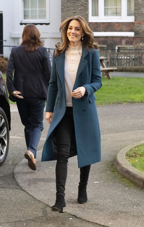 Kate Middleton Steps Out in Her Go-To Comfy Winter Shoe | Vogue Kate Middleton Spring Style, Moda Kate Middleton, Kate Middleton Stil, Kate Middleton Style Outfits, Düşes Kate, Herzogin Von Cambridge, Looks Kate Middleton, Kate Middleton Outfits, Kate Middleton Photos