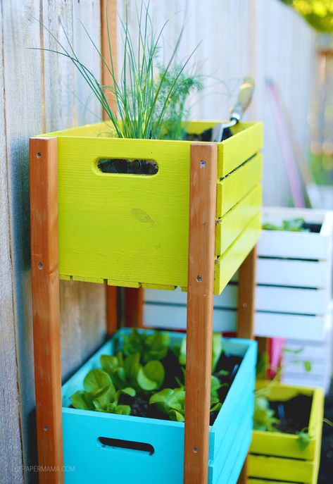 Lovely Rainbow Vertical Garden DIY - The Paper Mama Wooden Crate Plant Stand, Diy Porch Garden, Wooden Crate Planters, Diy Stackable Planters, Wooden Crates Garden, Crate Garden, Rainbow Garden, Build Yourself, Vertical Herb Garden