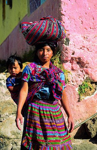 Mujer maya en el vestido tradicional, el mercado de Chichicastenango, Guatemala America Latina, We Are The World, Cultural Diversity, World Cultures, People Of The World, Folk Costume, Traditional Dress, 인물 사진, Explore The World