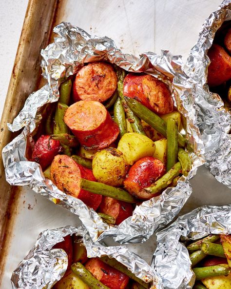 Combine cooked sausage, chopped potatoes, and green beans; add some butter and a dash of Cajun seasoning; and wrap in foil for a no-mess dinner in minutes. Quick Meals To Feed A Crowd, Grilling For A Crowd, Meals To Feed A Crowd, Potato Foil Packets, Easy Vacation Meals, Summer Suppers, Tin Foil Dinners, Summer Supper, Foil Packet Potatoes