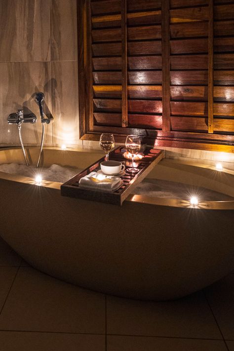 Nothing could be more relaxing and romantic than a warm bubble bath with a glass of wine. Bubble Bath Couple Aesthetic, Wine And Bubble Bath, Luxury Bubble Bath Aesthetic, Bubble Bath Date Night, Romantic Bath Aesthetic, Luxury Bath Aesthetic, Romantic Cabin Aesthetic, Couples Bubble Bath Ideas, Couple Bubble Bath