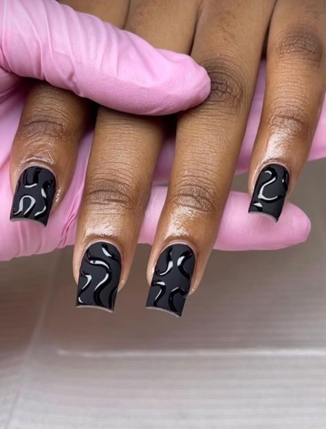 Black Shirt Nail Designs, Black Shorties Acrylic Nails, Short Nail Sets Black Women, Short Nail Ideas Black Women, Black Short Nails Acrylic, Shirt Nail Ideas, Black Nail Designs Square, Short Black Nails Designs, Short Square Nails Design