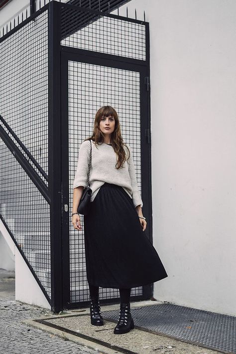 Long Skirt Outfits For Winter Boots, Long Skirt Boots Outfit, Long Black Skirt Outfit Winter, Midi Skirt Boots, Skirt Boots Outfit, Midi Skirt Outfit Fall, Winter Midi Skirt Outfit, Black Midi Skirt Outfit, Pleated Midi Skirt Outfit