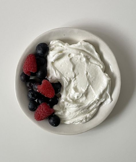 Yogurt Bowls Aesthetic, Yogurt Aesthetics, Yogurt With Fruit Aesthetic, Healthy Yogurt Bowls Aesthetic, Purple Motorcycle, Fage Yogurt, Food Calories List, Yogurt And Granola Aesthetic, Low Cal Recipes