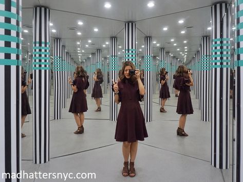 Infinity Mirror room at the Museum of Illusions in New York City via Mad Hatters NYC Blog Infinity Mirror Installation, Room Of Mirrors, Mirrored Room, Infinity Mirror Room, Museum Of Illusions, Infinity Room, Mirror Illusion, Mirror Maze, Mirror Installation