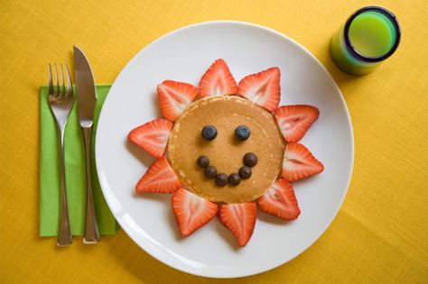 Weekend breakfast fun :o) Fun Kid Breakfast, Fun Pancakes, Design Cibo, Kid Friendly Breakfasts, Fun Kids Food, Lunch Snacks, Breakfast For Kids, Toddler Meals, Kids Snacks