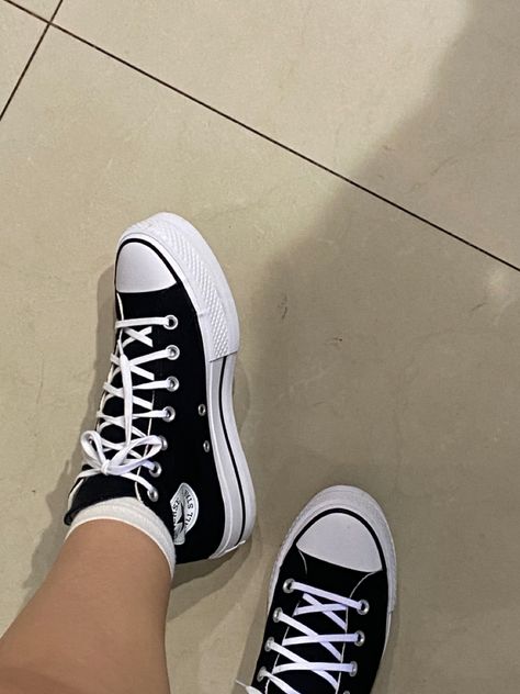 Platform Converse Aesthetic, Black Platform Converse, Converse Platforms, Converse Fits, Cute Converse Shoes, Converse Aesthetic, Casual Shoes Women Sneakers, Nike Shoes Women Fashion, Cute Converse