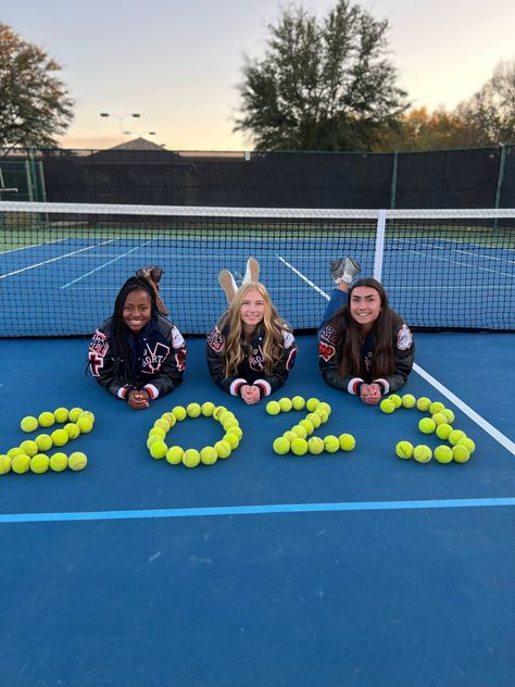 Team Tennis Pictures, Senior Tennis Gifts, Tennis Group Photo Ideas, Tennis Team Photos, Tennis Graduation Pictures, Tennis Team Pictures, Tennis Pictures Poses, Tennis Photoshoot Ideas, Tennis Senior Night