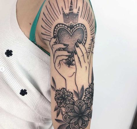 Irish Claddagh Tattoo, Claddagh Tattoo, Easy Summer Outfit, Outfits For Moms, Jewel Tattoo, Framed Tattoo, Tattoos For Women Half Sleeve, Gorgeous Tattoos, Simple Summer Outfits