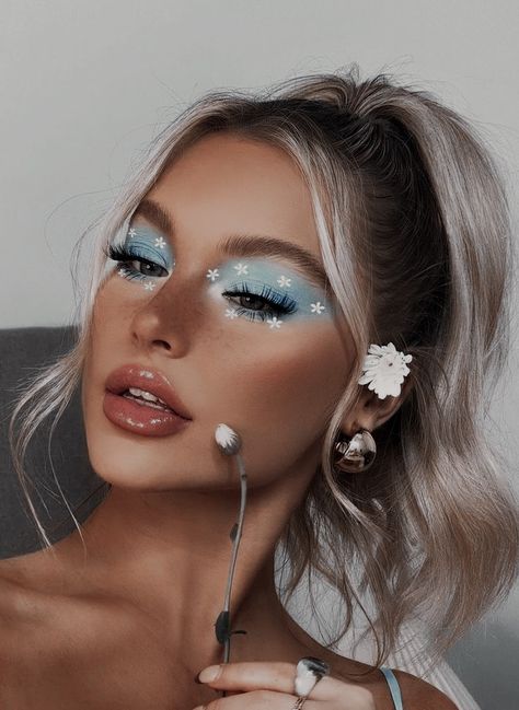 White Festival Makeup, Snow Eye Makeup, Snow Princess Makeup, Blue And White Eye Makeup, White Christmas Makeup, Snow White Makeup Looks, Snowflake Makeup Looks, Winter Fairy Makeup, Blue Flower Makeup