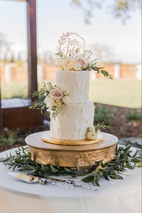 Dusty Rose Cake Wedding, Dusty Rose And Sage Green Wedding Cake, Dusty Rose Cake, Wedding Cake Dusty Rose, Dusty Rose Wedding Cake, Blush Pink And Sage Green Wedding Cake, Wedding Cake With Dusty Rose Flowers, Dusty Pink Wedding Cake, Cinnamon Rose Wedding Cake