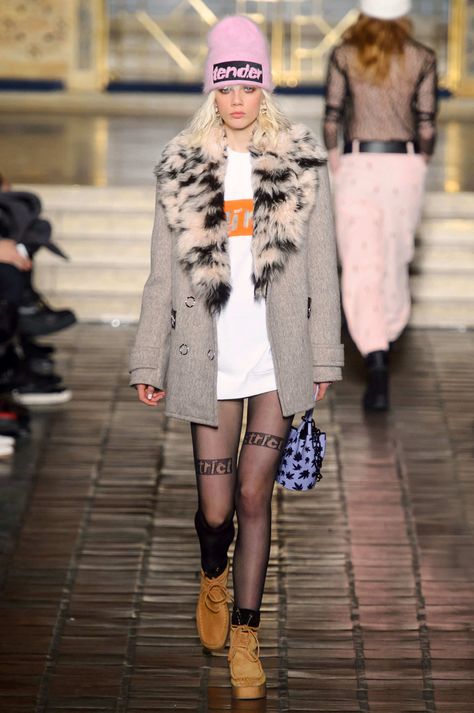 Alexander Wang Fall 2016 2016 Runway, Fashion Week 2016, Coat Trends, Fall Fashion 2016, Model Street Style, New York Fall, Fall Coat, Colourful Outfits, Fall 2016