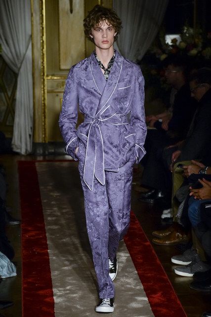 Winter Lounge Wear, Lounge Wear Men, Gucci 2020, Velvet Dinner Jacket, Pajama Fashion, 2016 Menswear, Menswear Fashion Show, Mens Loungewear, Menswear Fashion