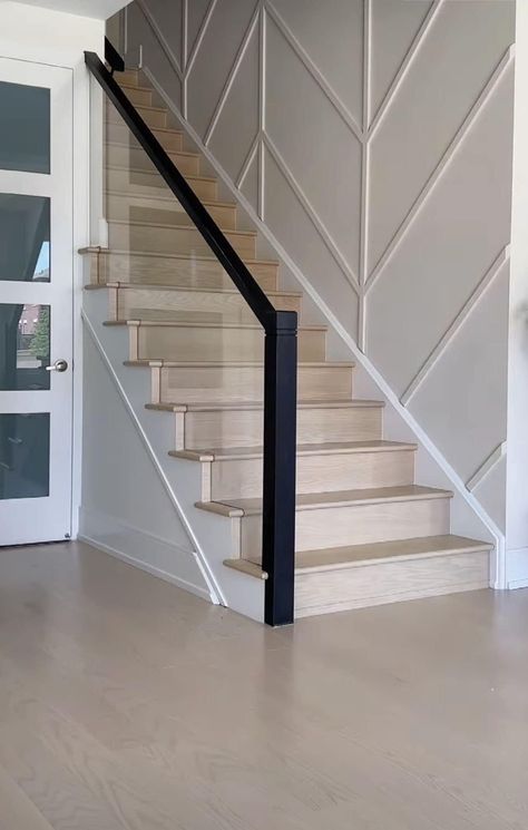 Accent Wall Going Up Stairs, Accent Walls Staircase, Accent Staircase Wall, Top Of The Stairs Decor, Stairway Wall Ideas, Stairs Feature Wall, Stair Accent Wall, Stairway Accent Wall, Staircase Accent Wall