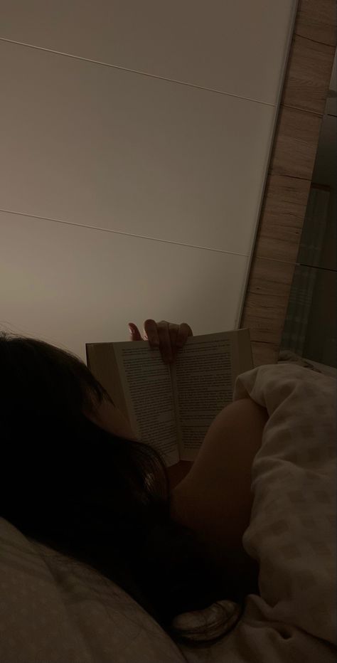 Reader Girl, Coquette Core, Girl Reading Book, Skincare Selfcare, Reading Motivation, Quiet Girl, Stars Space, Girl With Brown Hair, Night Vibes