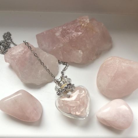 rose quartz crystal necklace Rose Quartz Heart Necklace, Rose Quartz Aesthetic, Pink Wonyoungism, Crystal Chip Necklace, Lady Aphrodite, Collar Rosa, 16 Candles, Chip Necklace, Spell Jars