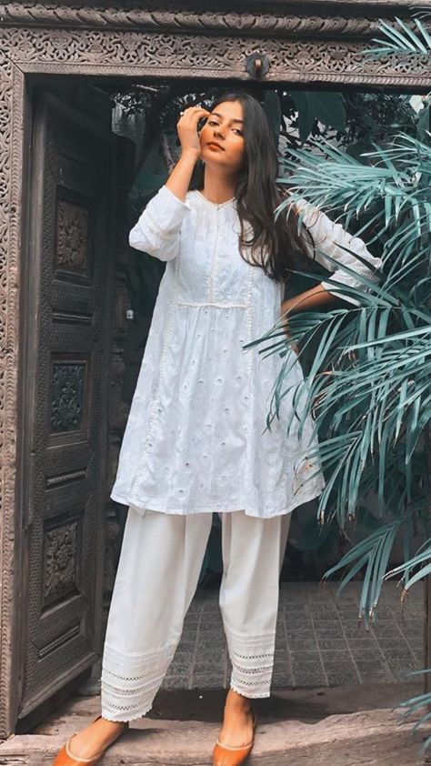 Summer Kurti Outfits, Simple Chikankari Suits, Dress Ideas Casual Simple Pakistani, Casual Kurtis For College Pakistani, Pakistani College Outfits, Summer Pakistani Outfits, White Kurta Styling Ideas, Pakistan Kurti Design, Kurta Plazo Fashion Styles