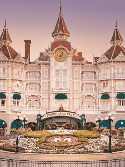 Disneyland Hotel, 5 stars | Disneyland Paris Disney Paris Hotel, Disney Land Hotel, Disney Shots, Disneyland Paris Aesthetic, Disneyland Hotel Paris, Hotel 5 Stars, Disneyland Paris Christmas, Disney Hotel, Paris Disneyland