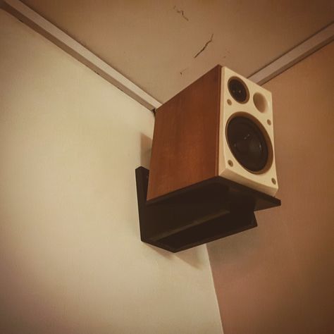 Diy Bookshelf Speakers, Wooden Speaker Stands, Speaker Stands Diy, Diy Home Theater, Speaker Shelves, Speaker Wall, Wooden Speakers, Speaker Wall Mounts, Large Bookshelves