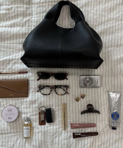 Hourglass Cosmetics Aesthetic, L'occitane Aesthetic, Everyday Bag Essentials, What's In My Purse, Inside My Bag, Hourglass Cosmetics, Purse Essentials, Handbag Essentials, Girls Tote