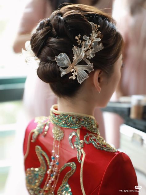 Chinese Hairpin Hairstyle, Chinese Updo, Qipao Hairstyle, Asian Hair Updo, Tea Ceremony Hair, Asian Style Dress, Chinese Qipao, Bead Hair Accessories, Chinese Hair