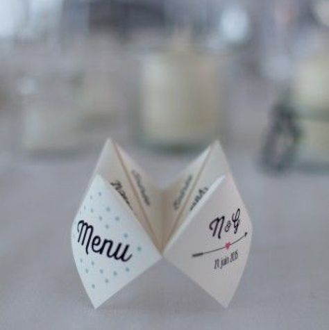 Menu de mariage en cocotte Candle Lit Wedding, Origami Wedding, Deco Champetre, Tafel Decor, Sparkle Wedding, Wedding Tables, Glitter Wedding, Wedding Candles, Pretty Wedding