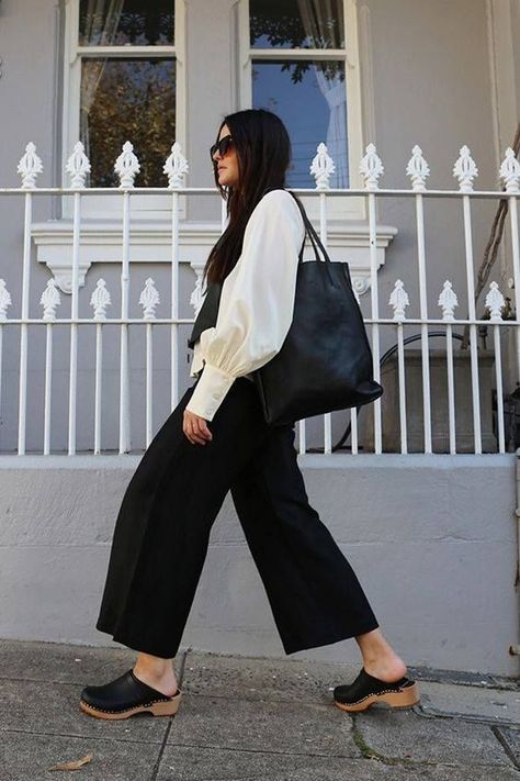 Brown Clogs Outfit, Clogs Street Style, Platform Clogs Outfit, Clog Outfit Summer, Pijama Style, Outfits With Clogs, Clog Outfits, Black Clogs Outfit, Clog Outfit