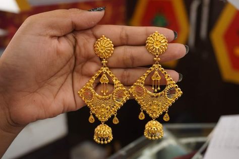 Simplistic Jewelry, Gold Earrings For Kids, Unique Gold Jewelry Designs, Gold Earrings Indian, Gold Jewels Design, Indian Bangles, Gold Jewellry, Gold Earrings Models, Recipes Snacks