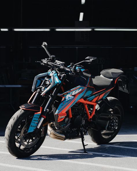 Ready to race 🤘🚀 KTM 1390 Super Duke R with the officially licensed NEBULA graphics from #motoproworks 1290 Super Duke R, Ktm Super Duke, Bike Concept, Ktm Motorcycles, Super Duke, Ktm Rc, Cool Dirt Bikes, Ready To Race, Crotch Rocket