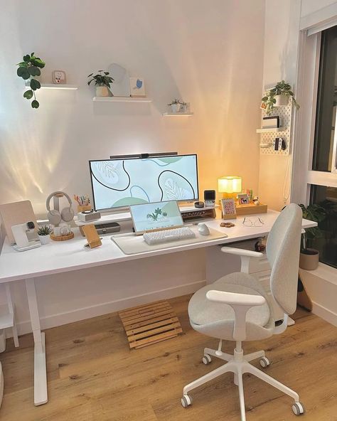 Nice Home Office, Cozy Desk, Work Office Decor, Cozy Home Office, Desk Inspiration, Office Guest Room, Home Decor Ideas Living Room, Office Room Decor, Study Room Decor