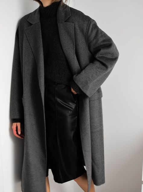 Dark Grey Coat Outfit, Grey Outfit Winter, Grey Coat Outfit, Dark Grey Coat, Long Grey Coat, Fall Fashion Coats, Minimal Wardrobe, Unisex Clothes, Coat Outfit