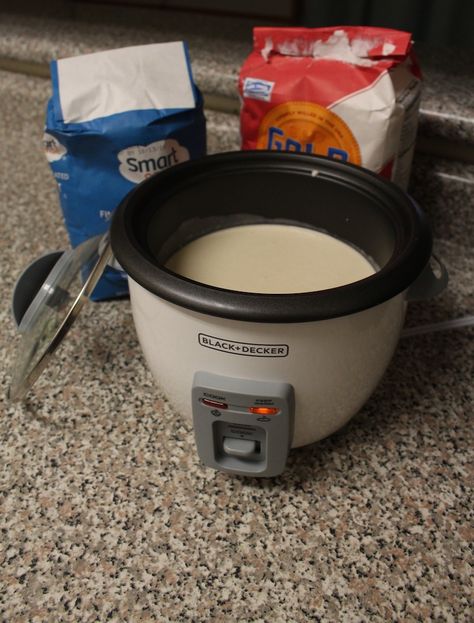 How to Bake a Cake in Your Rice Cooker Rice Cooker Rice Pudding, Rice Cooker Fried Rice, Rice Cooker Oatmeal, Rice Cooker Pasta, Rice Cooker Pancake, Rice Cooker Cake, Quinoa In Rice Cooker, Spanish Rice Recipe Easy, Zojirushi Rice Cooker