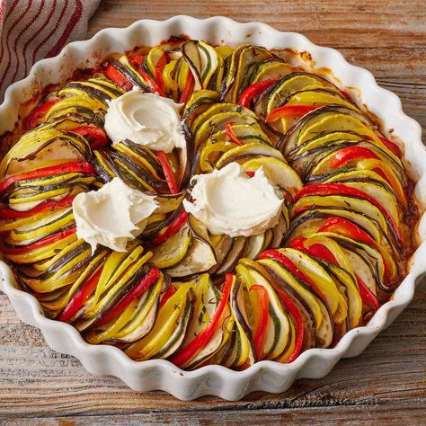 Ratatouille Recept, Confit Byaldi, Zucchini Tarte, Zucchini Tart, Ratatouille Recipe, 5 Ingredient Dinners, Colorful Vegetables, Seasonal Ingredients, Salad Side Dishes