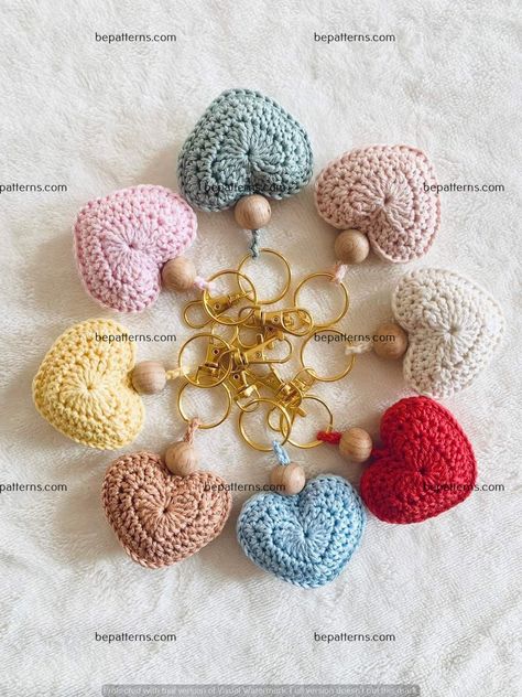 7 Easy Crochet Bag Patterns Free for Your Next Project Diy Crochet Keychain, Crochet Keychain Ideas, Rose Granny Square, Crochet Flower Bag, Knitted Flower Pattern, How To Make Rose, Crochet Mat, Keychain Ideas, Loom Knitting Projects