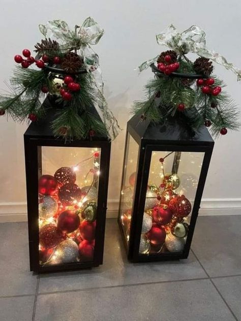 Christmas Centrepiece Ideas, Christmas Party Table Decorations, Christmas Coffee Table Decor, Christmas Dining Table Decor, Christmas Flower Arrangements, Christmas Table Centerpieces, Front Porch Christmas Decor Ideas, Porch Christmas Decor Ideas, Christmas Floral Arrangements